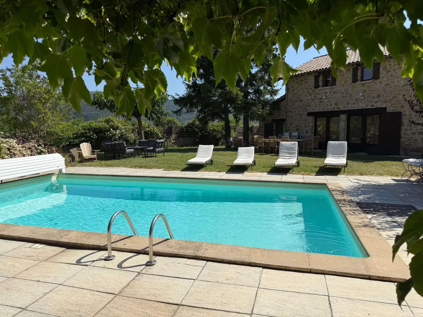 La piscine et le jardin de La Pradella en fin de journée, en Ardèche Verte